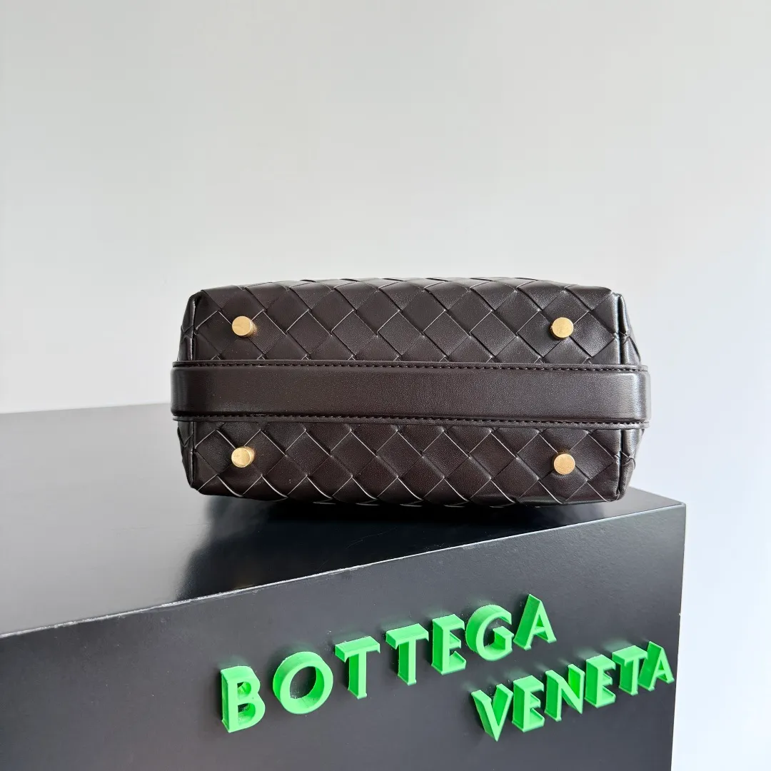 Batch 1880 BOTTEGA VENETA Year of the Snake🐍Limited Edition Wallace's classic Intreccio woven leather lunch bag, equipped with a lifelike golden snake-shaped buckle, playful and smart shape, which means the blessing of the snake. The shoulder strap can be adjusted in length. The shape of the bag evolved from the lunch bag. It has a classic shape and is versatile. The bag capacity is enough to carry mobile phones, keys, cosmetics, etc. during daily commuting and shopping. The limited edition for the Year of the Snake has an extra sense of sophistication, and it also means that snakes move around and bring good luck ~ Style number: 815395 (754443) Size: 22*13*9.5cm